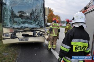 Strażacy przy uszkodzonym autobusie