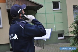 Policjant dzwoni do osoby objętej kwarantanną