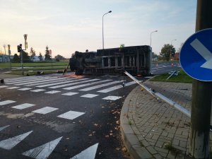 Samochód ciężarowy, przewrócony na bok w wyniku zderzenia z innym pojazdem