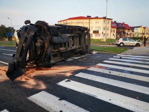 Samochód ciężarowy, przewrócony na bok w wyniku zderzenia z innym pojazdem