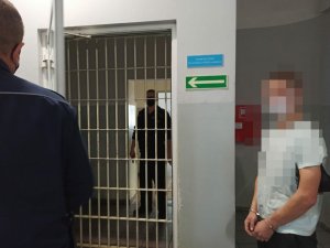 Amator nożyc do pielęgnacji żywopłotu i sportowej odzieży, zatrzymany przez lubińskich policjantów.