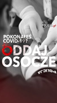 Pobieranie krwi z ręki policjanta. Napis: pokonałeś COVID-19, oddaj osocze