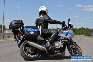 Policjant ruchu drogowego zakręca na motocyklu