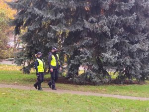 Policjanci w trakcie patrolu