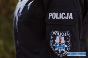 Naszywka z napisem Komenda Powiatowa Policji w Lubinie i Policja