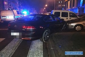 Policjanci po pościgu zatrzymali mężczyznę, który posiadał narkotyki, kierował pod ich wpływem i uciekał przywłaszczonym przez siebie samochodem.