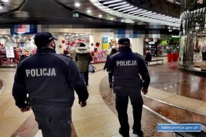 Policjanci wspólnie z pracownikami sanepidu sprawdzają w galerii przestrzeganie obostrzeń