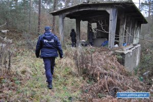 Dzielnicowy  sprawdza osoby bezdomne