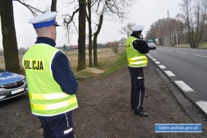 Policjanci ruchu drogowego mierzą prędkość kierującym pojazdami