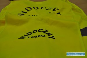 Widoczny z daleka - napis na kamizelce odblaskowej