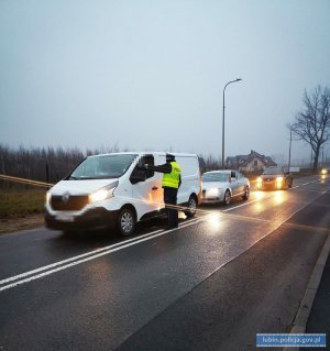 Policjant sprawdza trzeźwość kierujących pojazdami