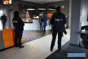 Policjanci i pracownicy PISiE podczas sprawdzania przestrzegania obostrzeń w hotelu