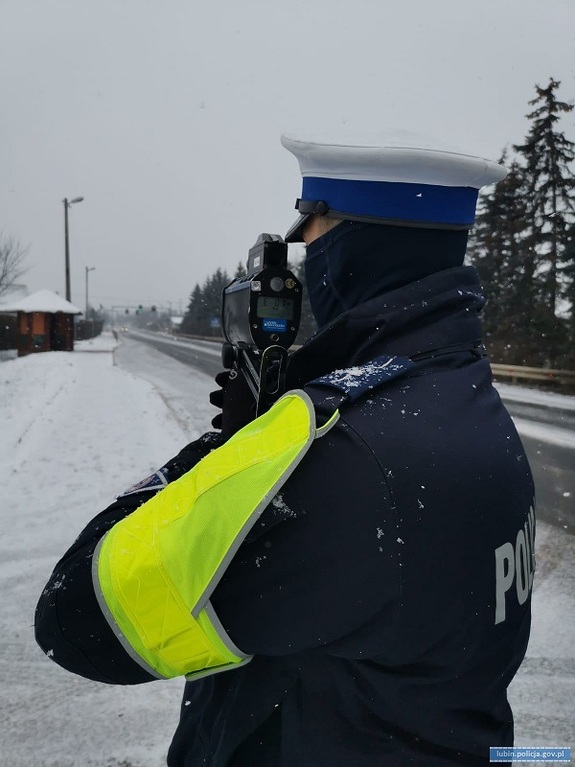 Policjant mierzy prędkość kierowcom