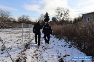 Dzielnicowy i pracownik MOPS sprawdzają miejsca, gdzie mogą przebywać bezdomni