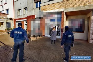 Policjanci i pracownicy sanepidu przed restauracją