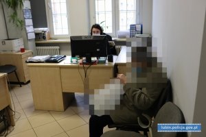 Policjantka przesłuchuje pokrzywdzoną starszą kobietę