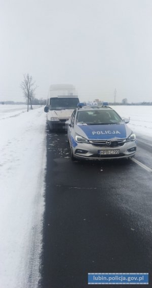 Radiowóz ruchu drogowego z zatrzymanym po pościgu fiatem