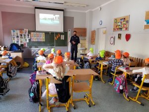 Policjant prowadzi prelekcję w klasie