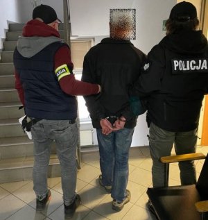 ZA NAMI DZIAŁANIA POSZUKIWAWCZE DOLNOŚLĄSKICH POLICJANTÓW ZA OSOBAMI UKRYWAJĄCYMI SIĘ M.IN. PRZED WYMIAREM SPRAWIEDLIWOŚCI. JEDEN Z MĘŻCZYZN SCHOWAŁ SIĘ NA DACHU LICZĄC, ŻE ZA KOMINEM BĘDZIE MNIEJ WIDOCZNY...