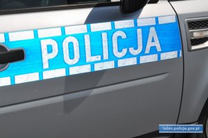 Napis na drzwiach radiowozu POLICJA