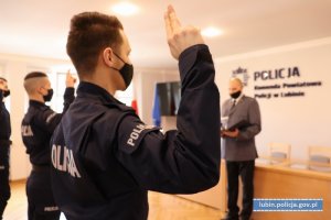 Policjanci powtarzają rotę ślubowania za p.o. Zastępcą Komendanta Powiatowego Policji