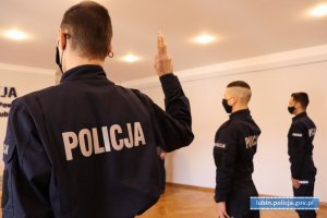 Trzech policjantów podczas ślubowania