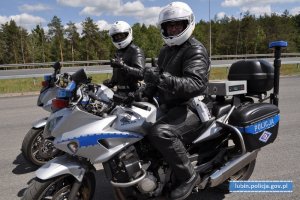 Policjanci ruchu drogowego na motocyklach