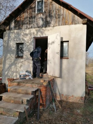 Policjant sprawdza warunki osób zamieszkujących altany ogrodowe