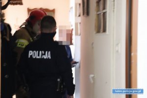 Policjanci i strażacy na miejscu zgłoszenia pożaru