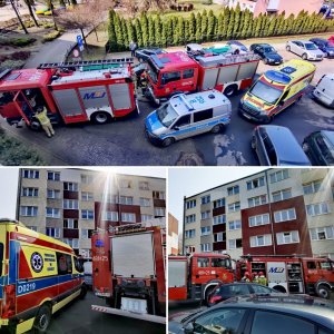 Pojazdy służb ratunkowych na parkingu przed blokiem