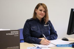 Policjantka przy biurku