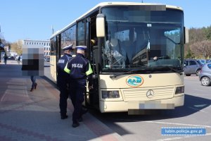 Policjanci wchodzą do kontrolowanego autobusu