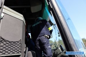 Policjant ruchu drogowego kontroluje kierowcę autobusu