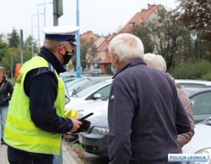 policjant rozmawia z seniorami