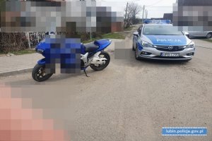 Motocykl na którym uciekał zatrzymany mężczyzna i radiowóz