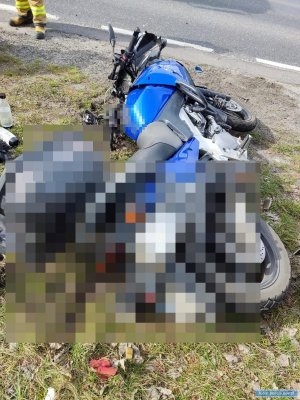 Przewrócony motocykl, który brał udział w zdarzeniu