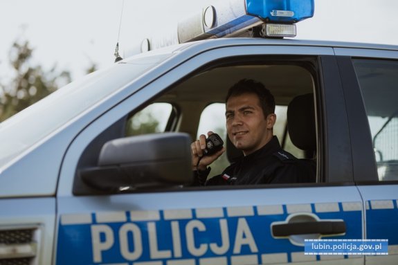 Policjant w radiowozie