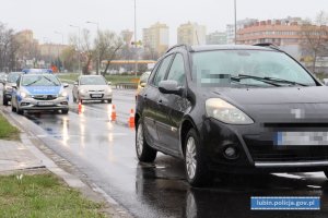 Samochód marki Renault, którym kierujący potrącił pieszą kobietę