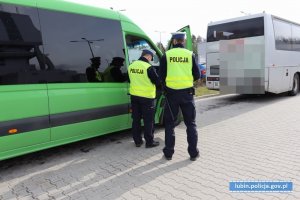 Policjanci sprawdzają przestrzeganie obostrzeń w autobusach pracowniczych