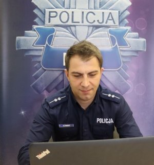 Policjant przed ekranem monitora