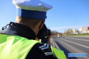 Policjant mierzy prędkość kierującym pojazdami