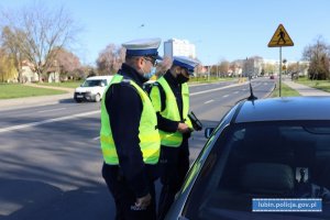 Policjanci w trakcie kontroli kierującego pojazdem osobowym