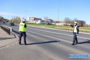 Policjant zatrzymuje pojazd do kontroli drogowej