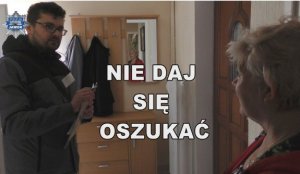 Zdjęcie starszej kobiety i mężczyzny w mieszkaniu