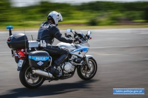 Policjant jedzie na motocyklu