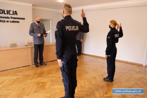 Zastępca Komendanta i nowo przyjęci policjanci na uroczystości ślubowania