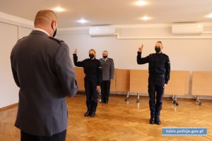 Zastępca Komendanta i policjanci składający rotę ślubowania.