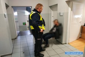 Policjant z zatrzymanym mężczyzną