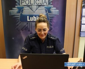 Policjantka przed ekranem komputera