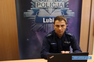 Policjant przed ekranem monitora